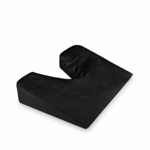 Czarny klin na ból kości ogonowej z wycięciem wypełniony łuską gryki